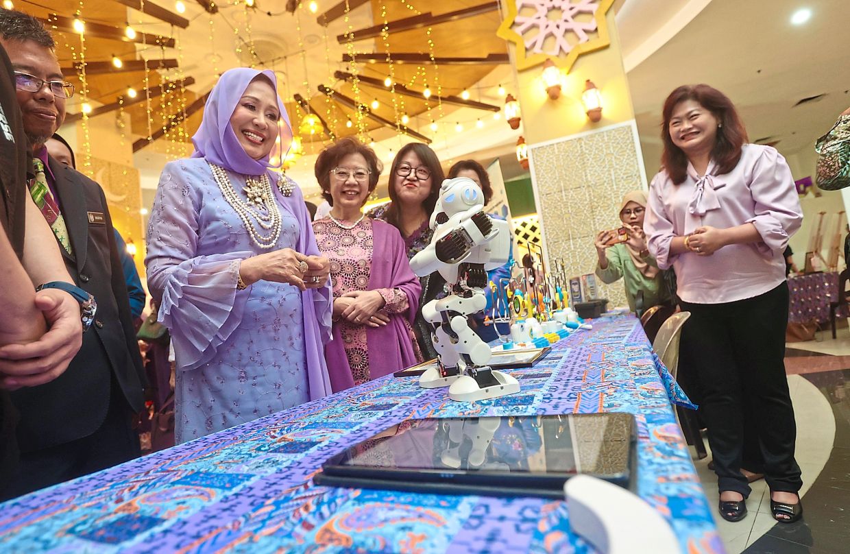 Toh Puan Raja Noora Ashikin Raja Abdullah visiting exhibition booth after launching the state-level Women’s Day celebration at Menara Bandaraya, Seberang Perai City Council (MBSP) in Bukit Mertajam. (March 31, 2026) — ZHAFARAN NASIB/The Star.