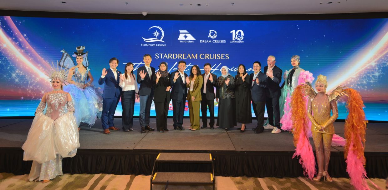 StarDream Cruises chief executive officer and executive director Colin Au (fifth from left) and Goh (fifth from right), alongside the management team and tourism partners from across