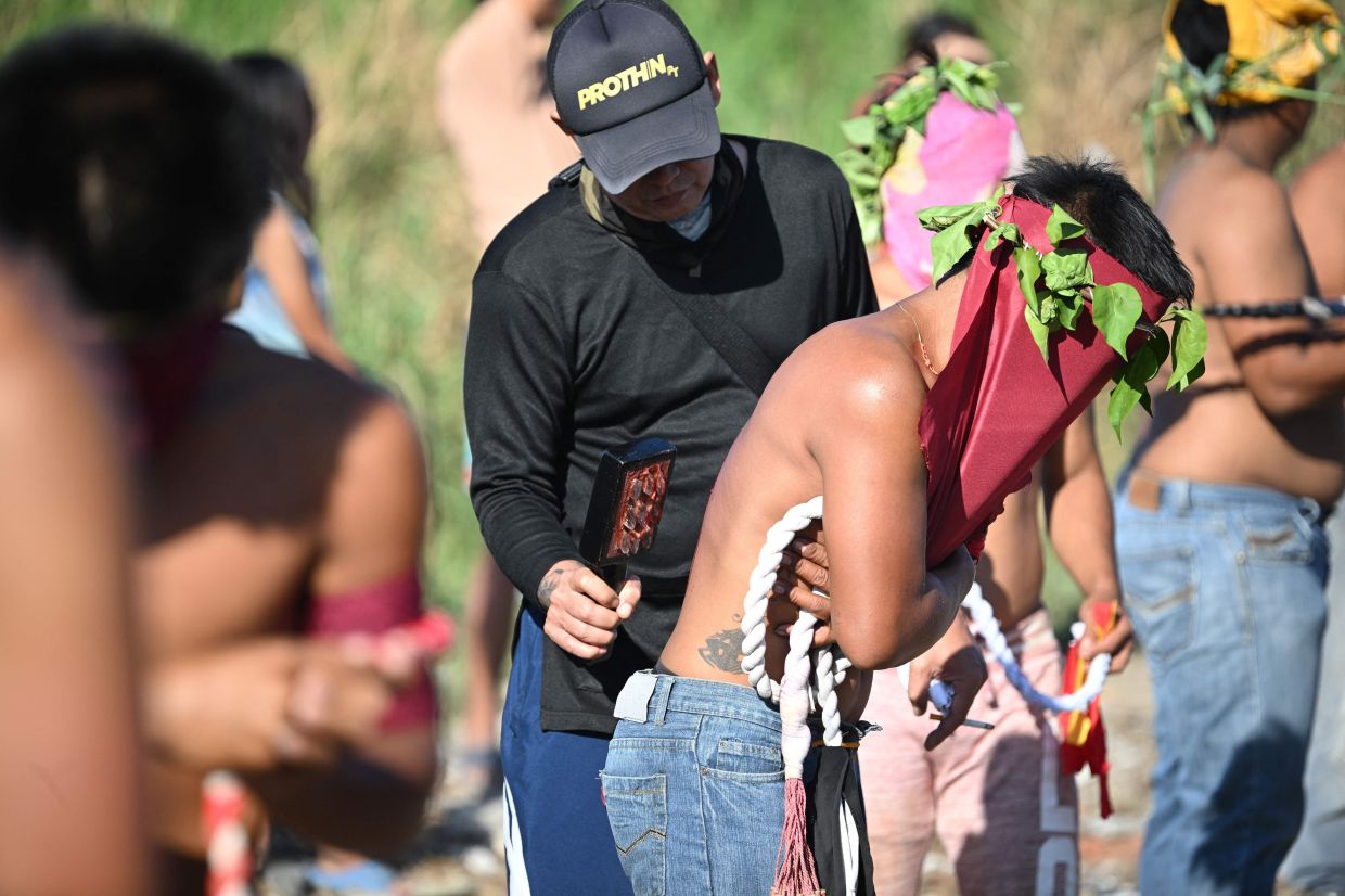 Braving high fuel costs, Filipinos flock to crucifixion spectacle