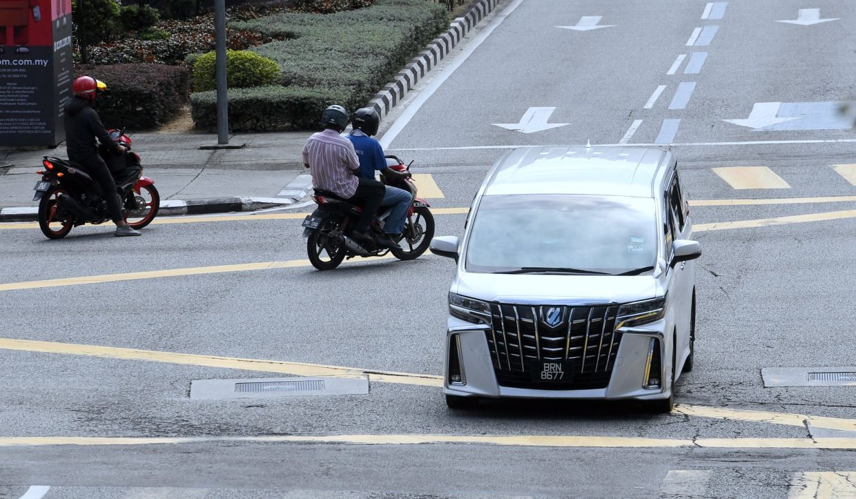 Road users who ignore traffic lights are not only a source of danger to others, but can also cause constant underlying stress and tension due to their unpredictability.
