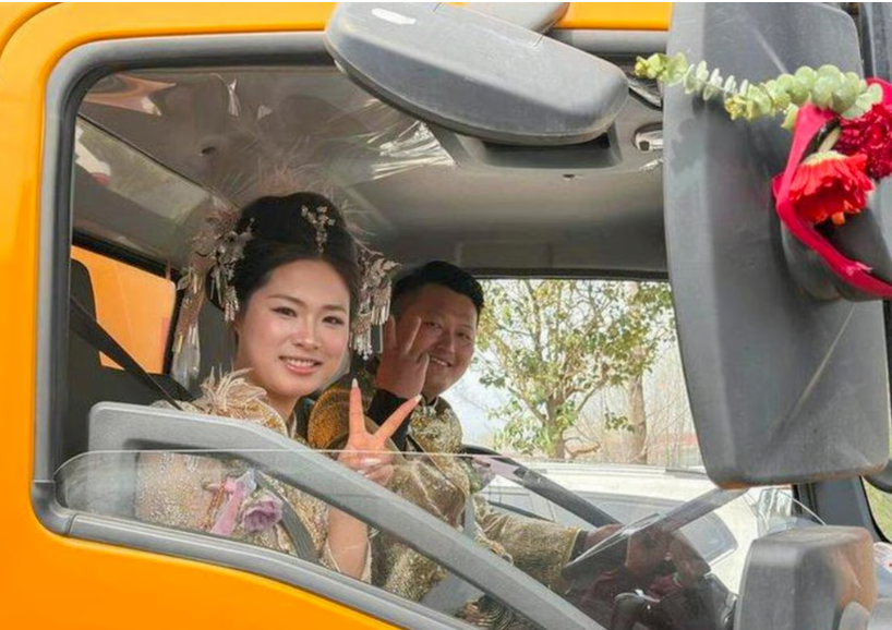 The happy couple sitting in one of the septic tank trucks on their big day. - www.worldjournal.com