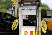 Stick to Easter travel, Australians told, though hundreds of petrol stations dry