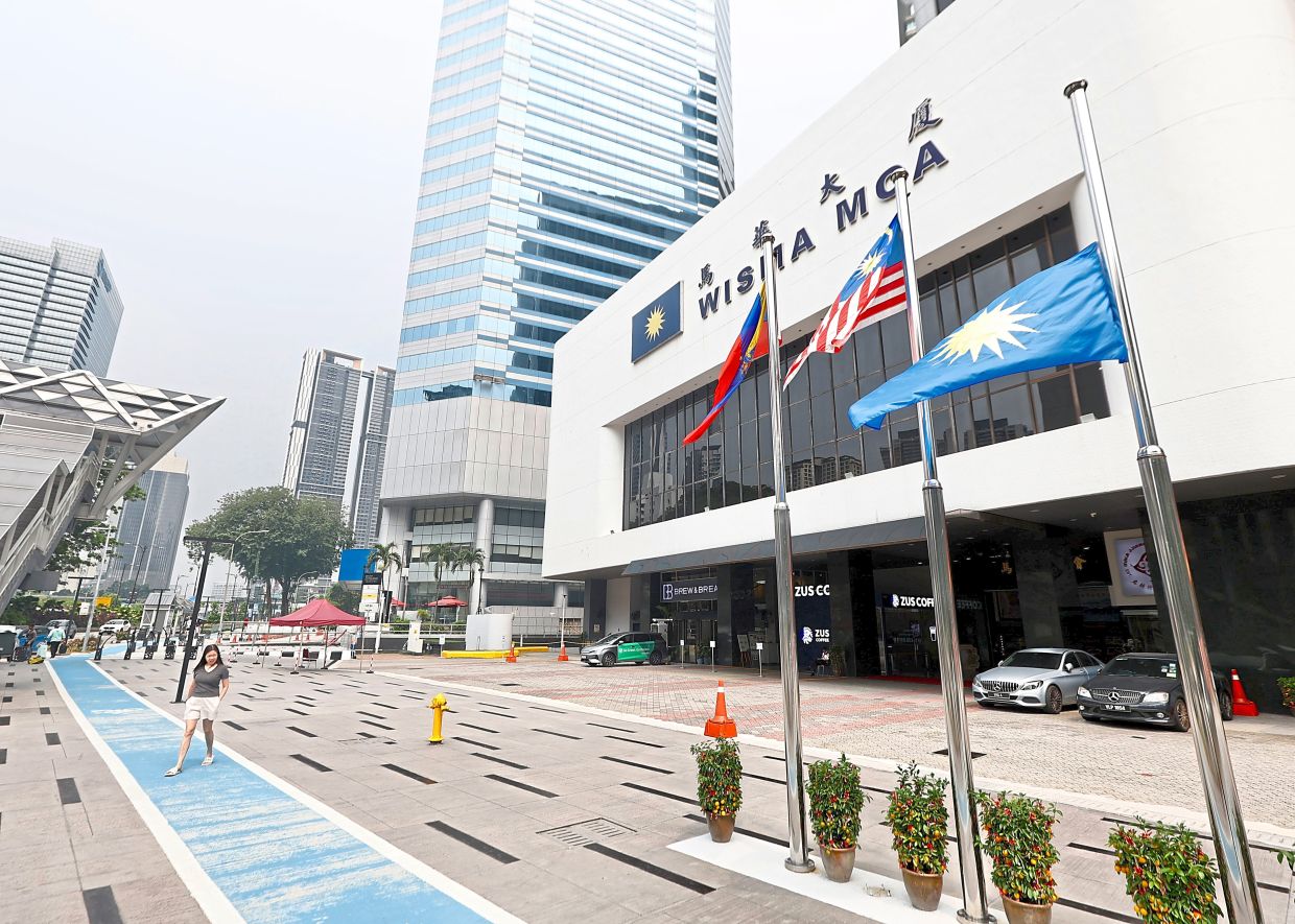 Mark of respect: The MCA flag flying at half-mast at Wisma MCA in memory of Dr Ling. — FAIHAN GHANI/The Star