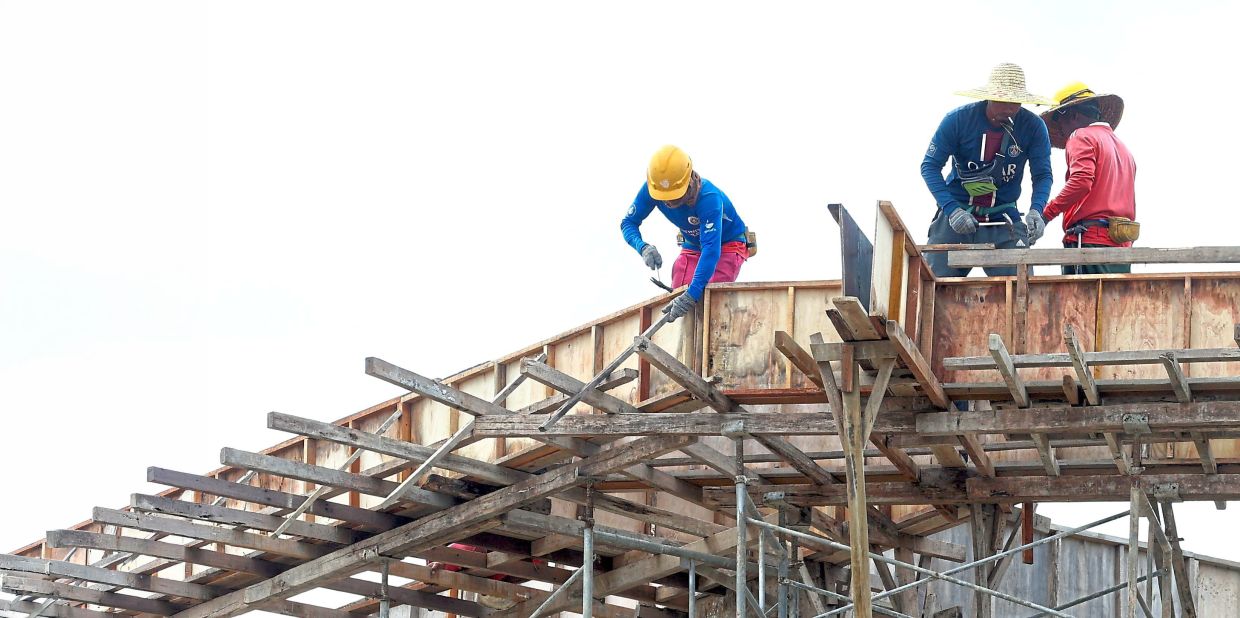 Stronger measures are needed to protect those most at risk, particularly outdoor workers. — RONNIE CHIN/THE STAR