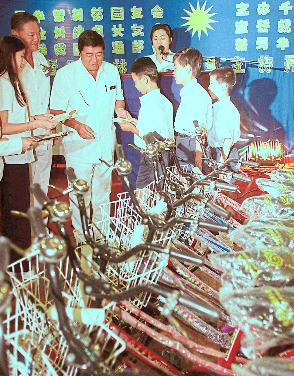 Always giving: Dr Ling presenting bicycles to pupils from Chinese primary schools under the MCA Langkawi project.