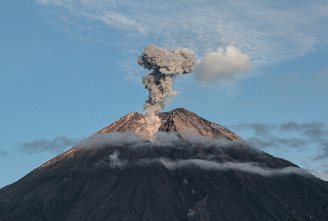 Multiple Mt Semeru eruptions send hot clouds 3.5km from crater