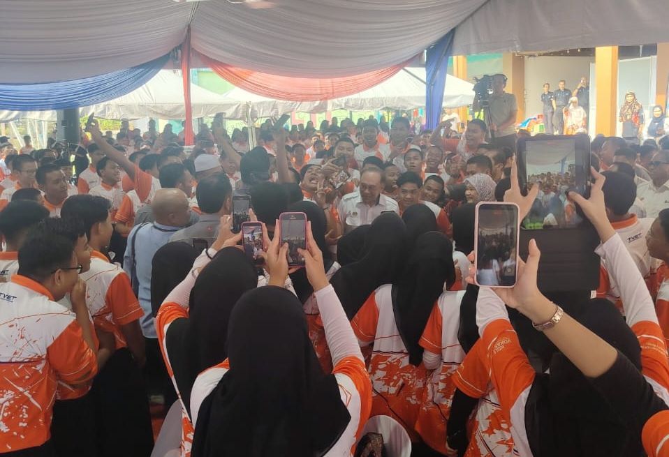 Prime Minister Datuk Seri Anwar Ibrahim posing with students SMK Tanjung Pengelih in Pengerang.