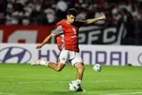 Soccer-Brazilian Oscar retires at 34 with cardiac issues