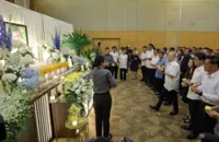 Dr Wee leads MCA delegation to pay final respects to Tun Ling