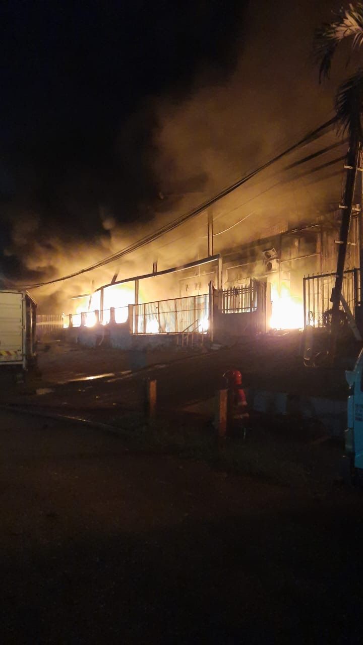 Matratzenfabrik in Cheras durch Feuer zerstört