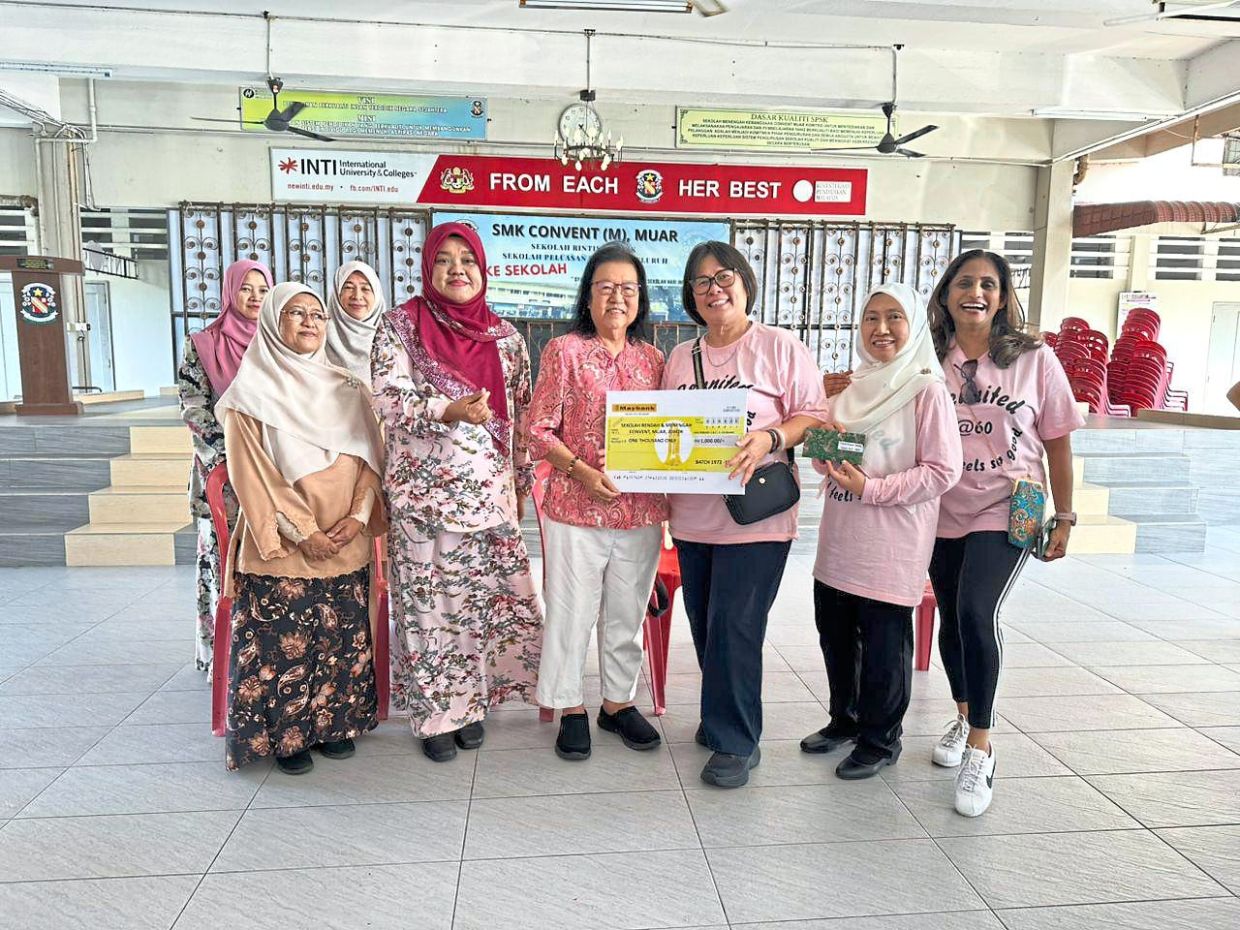 As a gesture of gratitude and appreciation, the alumni also presented a monetary contribution to both their Primary and Secondary alma maters in support of their respective Education Funds. Photos: DR SHEILA MARIMUTHU