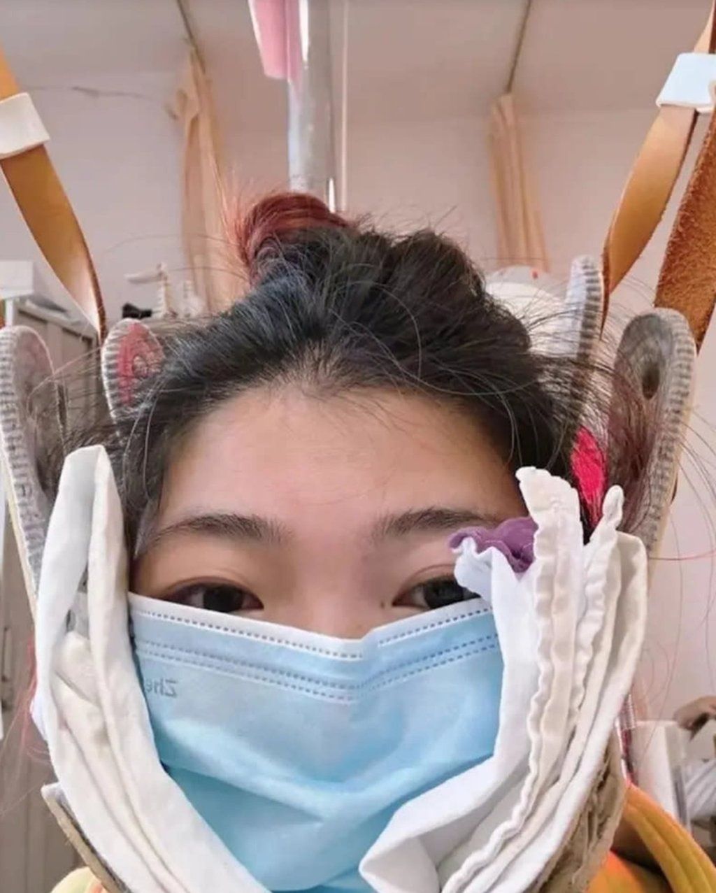 A woman in a surgical mask performs the controversial “therapy”. -- Photo: Weibo/SCMP