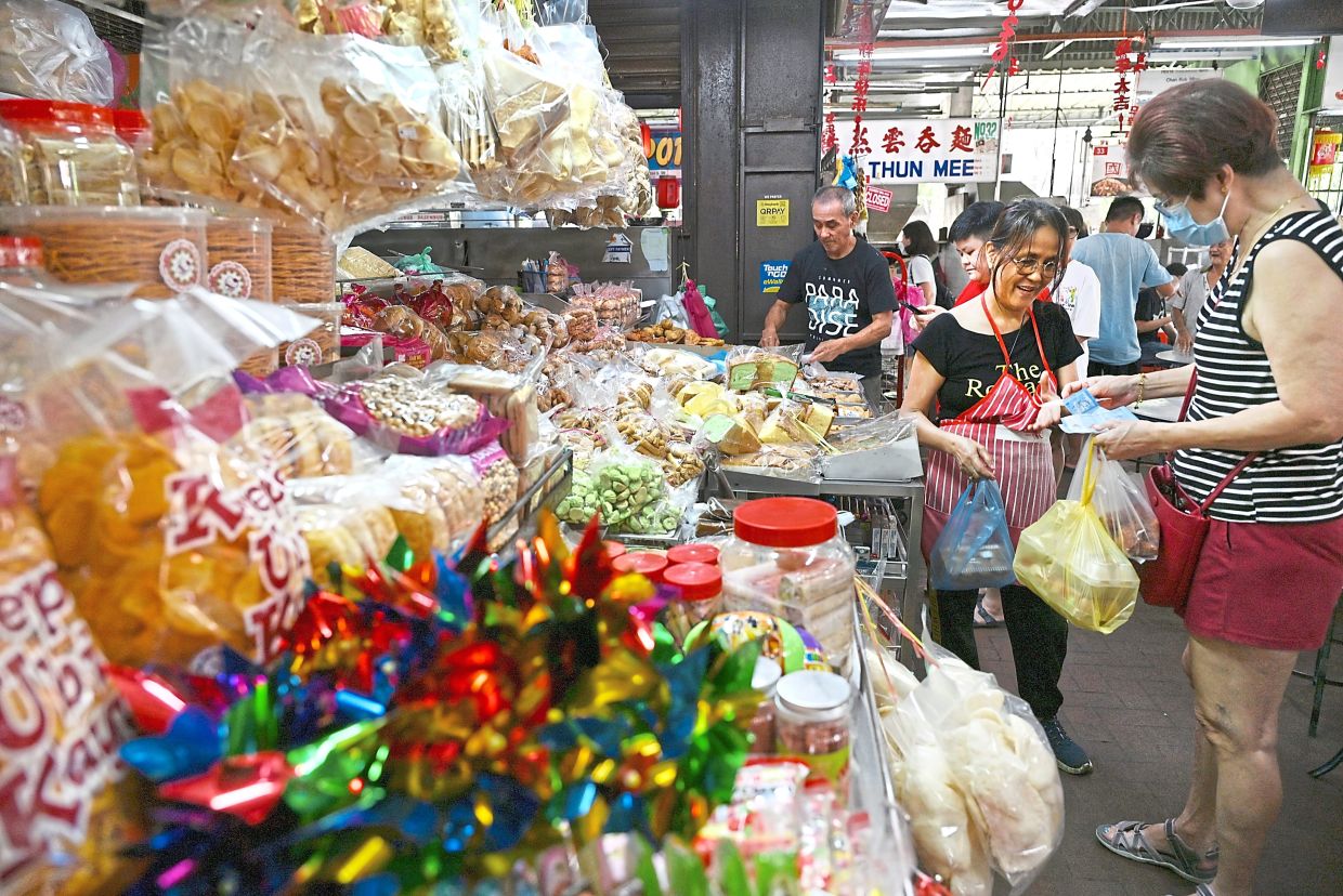 The Batu Lanchang market starts getting busy in the afternoon after people finish work and stop by to pick up ingredients to cook for dinner.