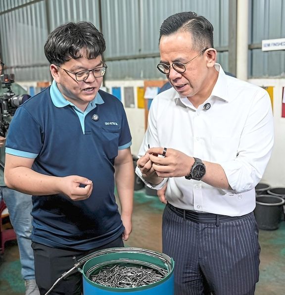 Chun Wei (left) briefing the minister about his business.