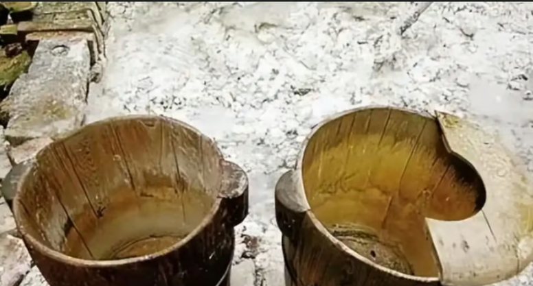 In ancient China, commoners typically used a primitive wooden bucket known as a matong, or “horse bucket,” for sanitary purposes. - Baidu