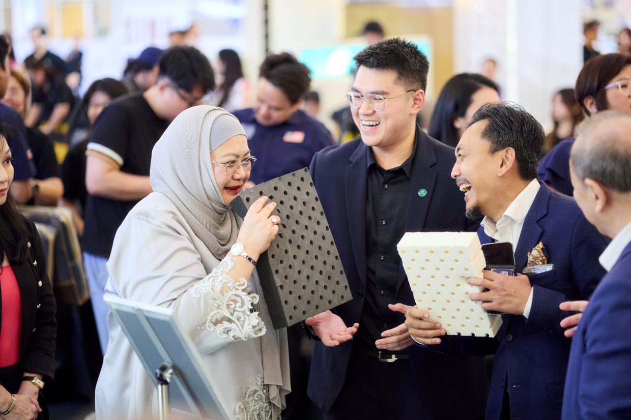Tan (centre) explaining the composition of the Transforme Miracle Latex PrimeFibre Mattress to Bahria (left) and Zahiruddin (right) after the launch.