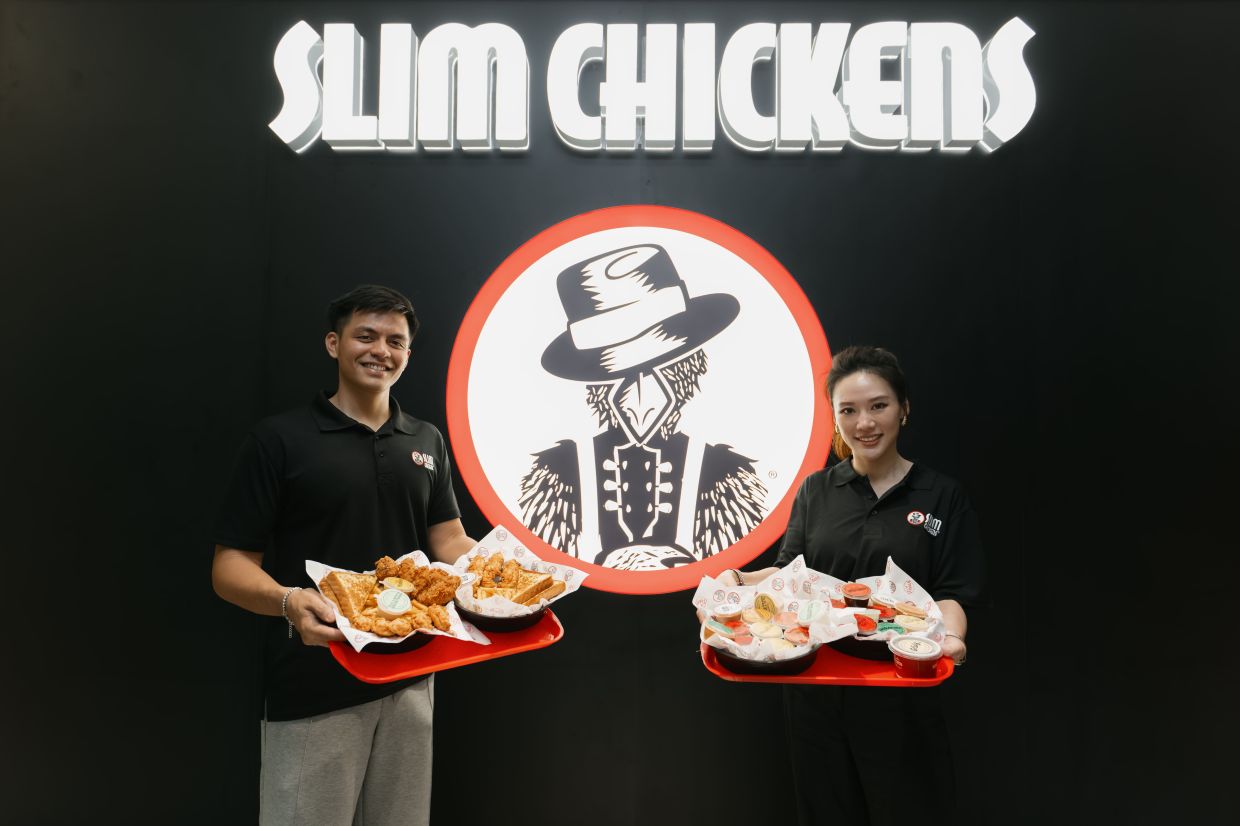Slim Chickens Malaysia marketing director Shuen Chiu (right) and Slim Chickens Malaysia Halal, supply chain and quality assurance manager Amirul Ashraf Ravi (left).