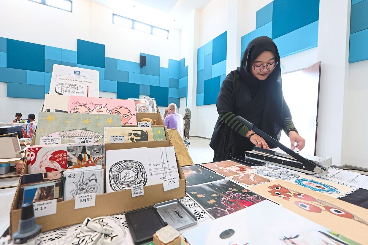 Putri Nur Athierah preparing materials for her workshop.