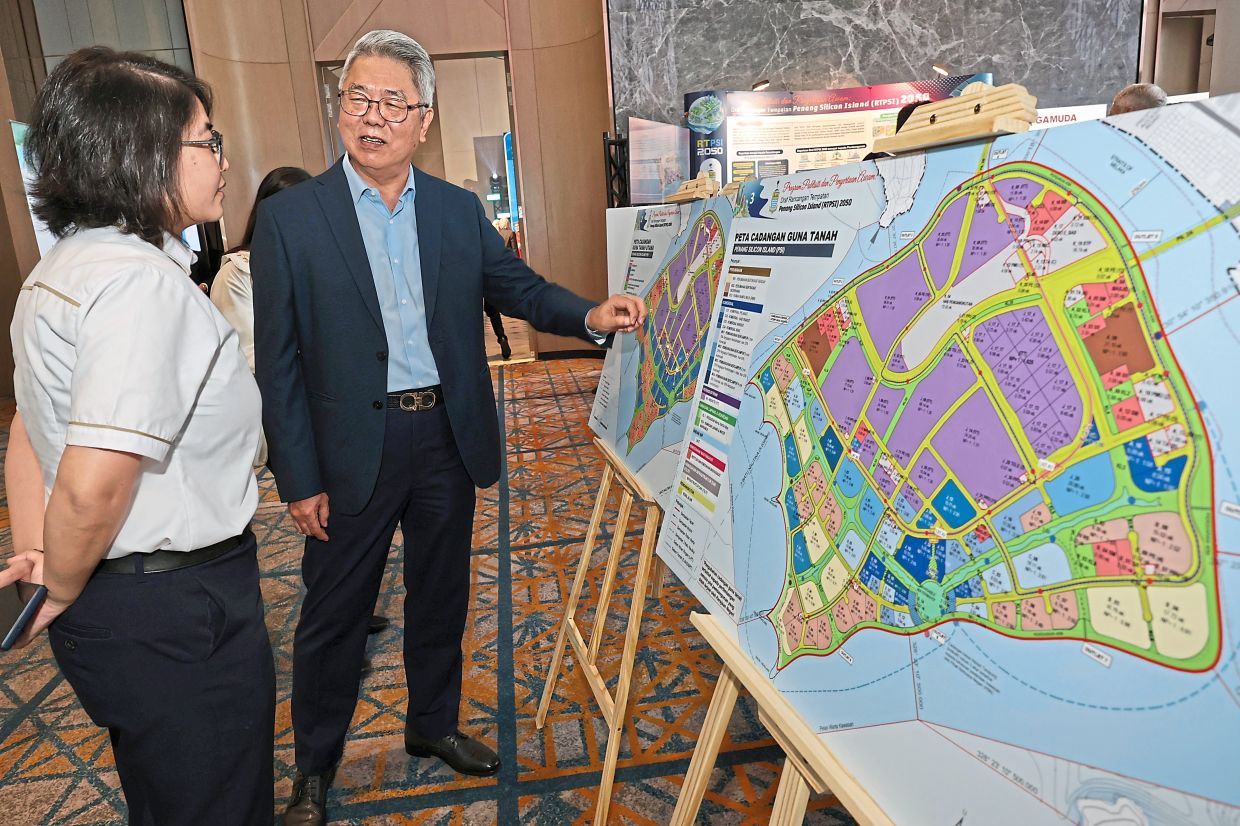 Property developer Datuk Albert Moh of M Summit Group viewing the RTPSI at Amari Spice Hotel. — CHAN BOON KAI/The Star