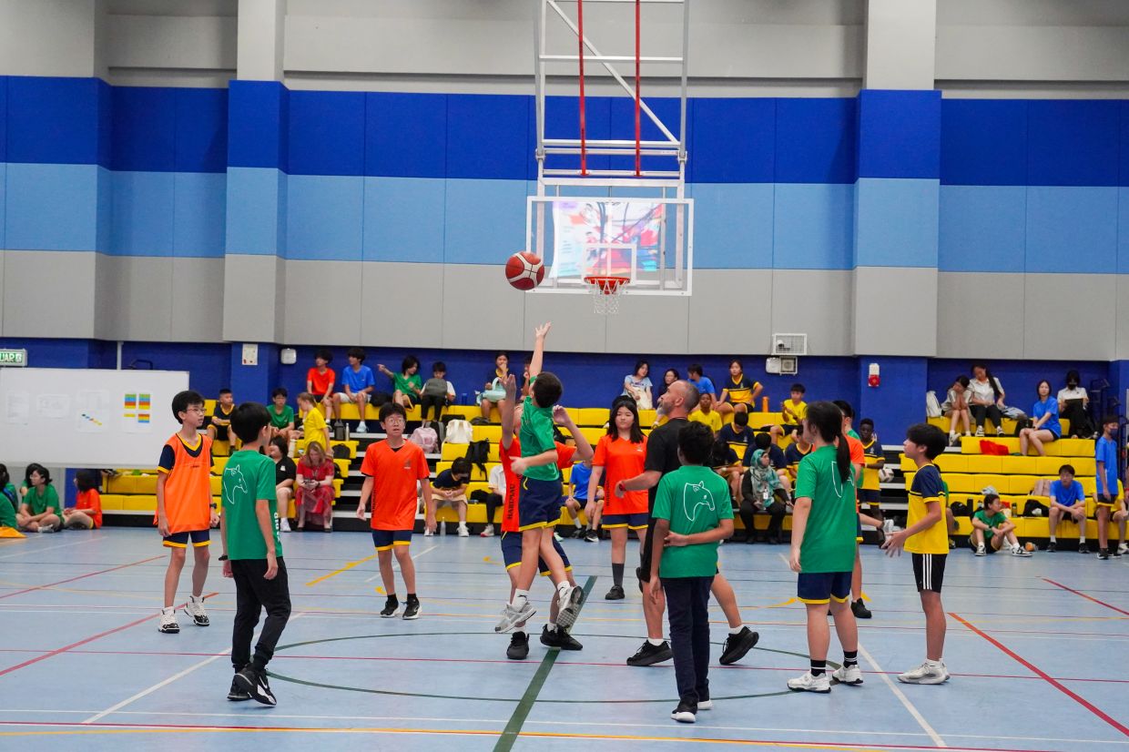 Students giving their all at the SISKL basketball competition, showcasing teamwork, energy and school spirit.