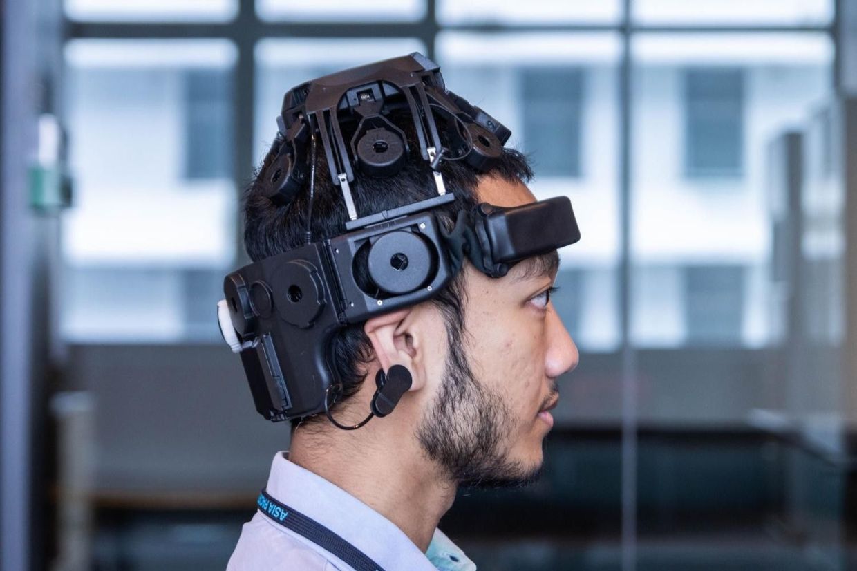 The wearable sensing Electroencephalogram (EEG) DSI–24 provides psychology students with the opportunity to learn how electrical activity in the brain is recorded to study changes in brain–behaviour relationships.