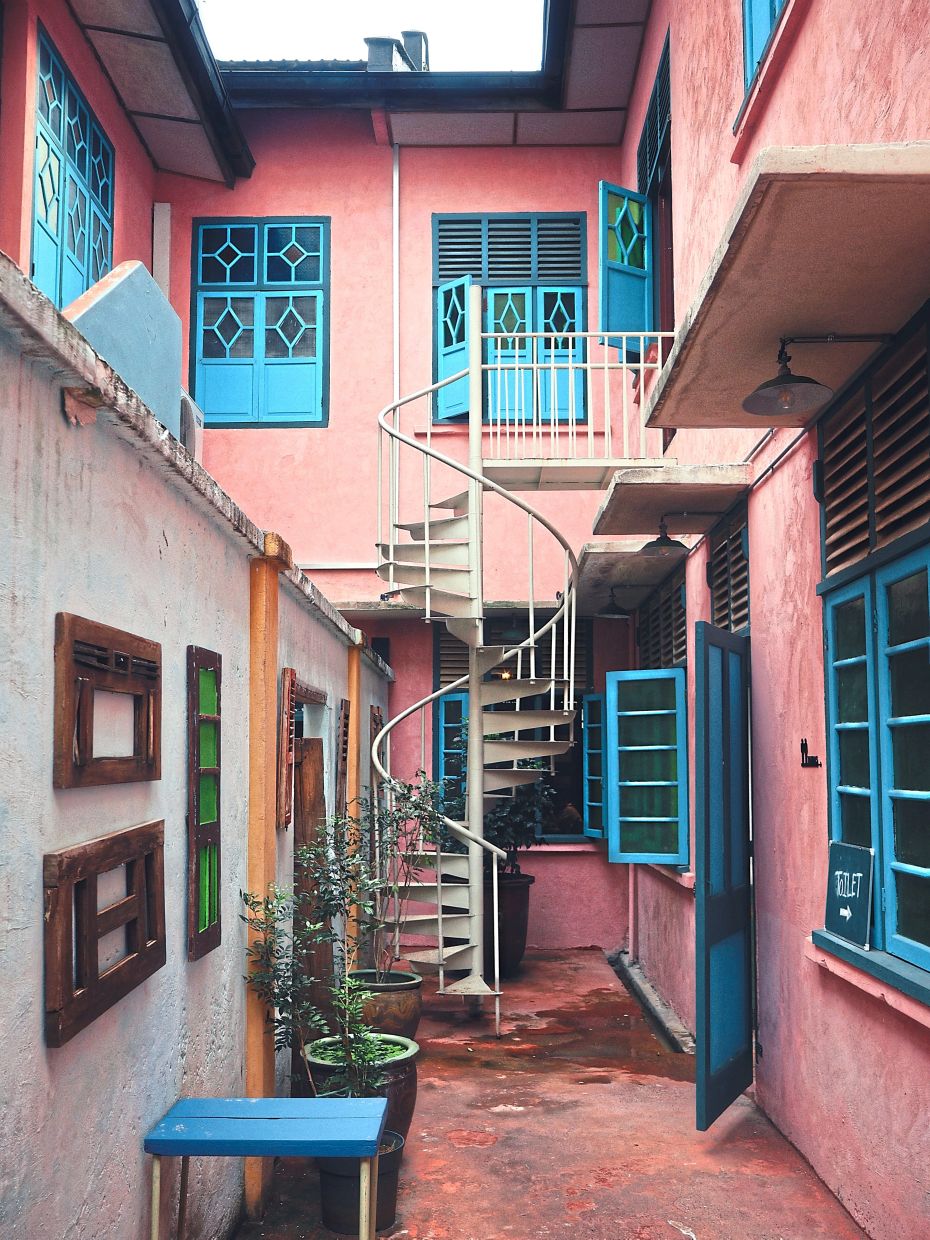 An original wrought steel spiral staircase stands in the central airwell.