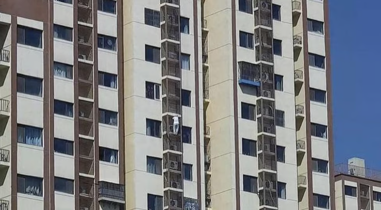 A dramatic longer-distance photograph shows just how much of a risk the woman was taking.- Sina