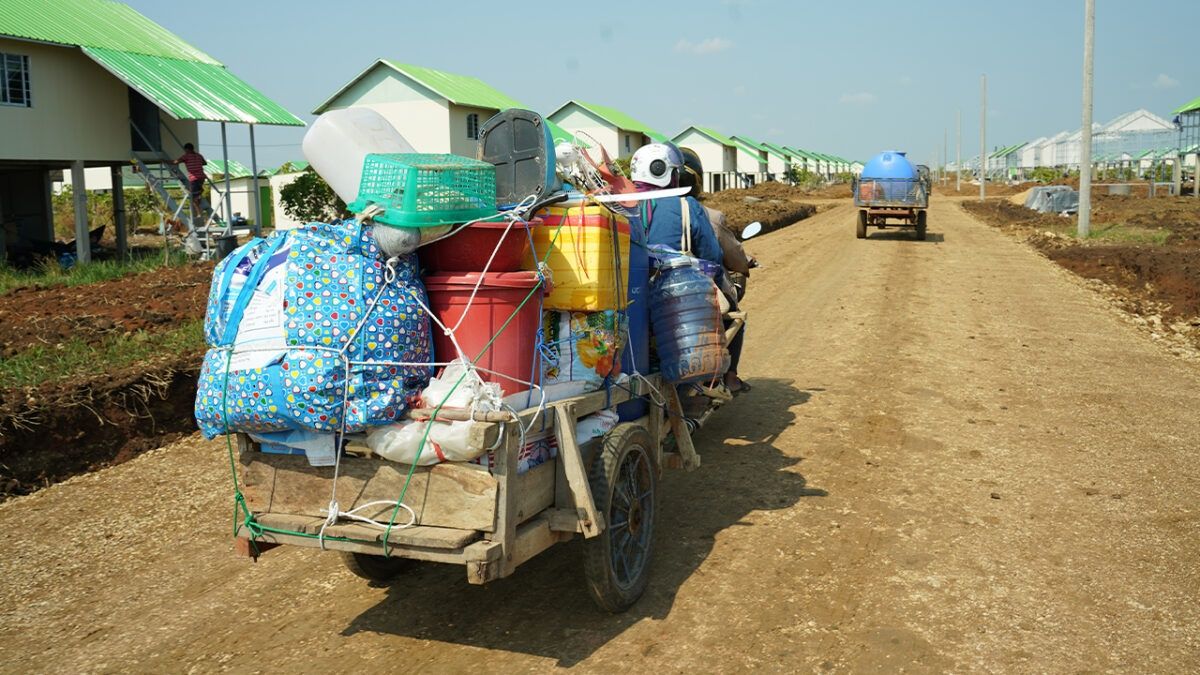 Around 800 families who were staying at Wat Kandal camp have already taken part in the lottery and begun relocating to temporary housing in Svay Chek district, Banteay Meanchey province. - Photo: The Phnom Penh Post/ANN