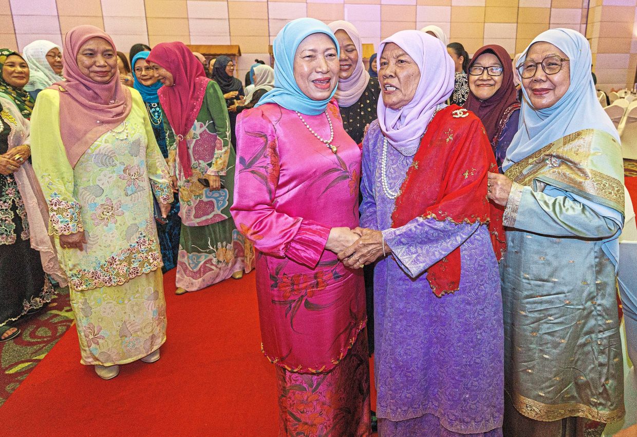 A family with eight children is being monitored for suspected tuberculosis at the Sarawak General Hospital following intervention by the state Welfare Department, says Datuk Seri Nancy Shukri.