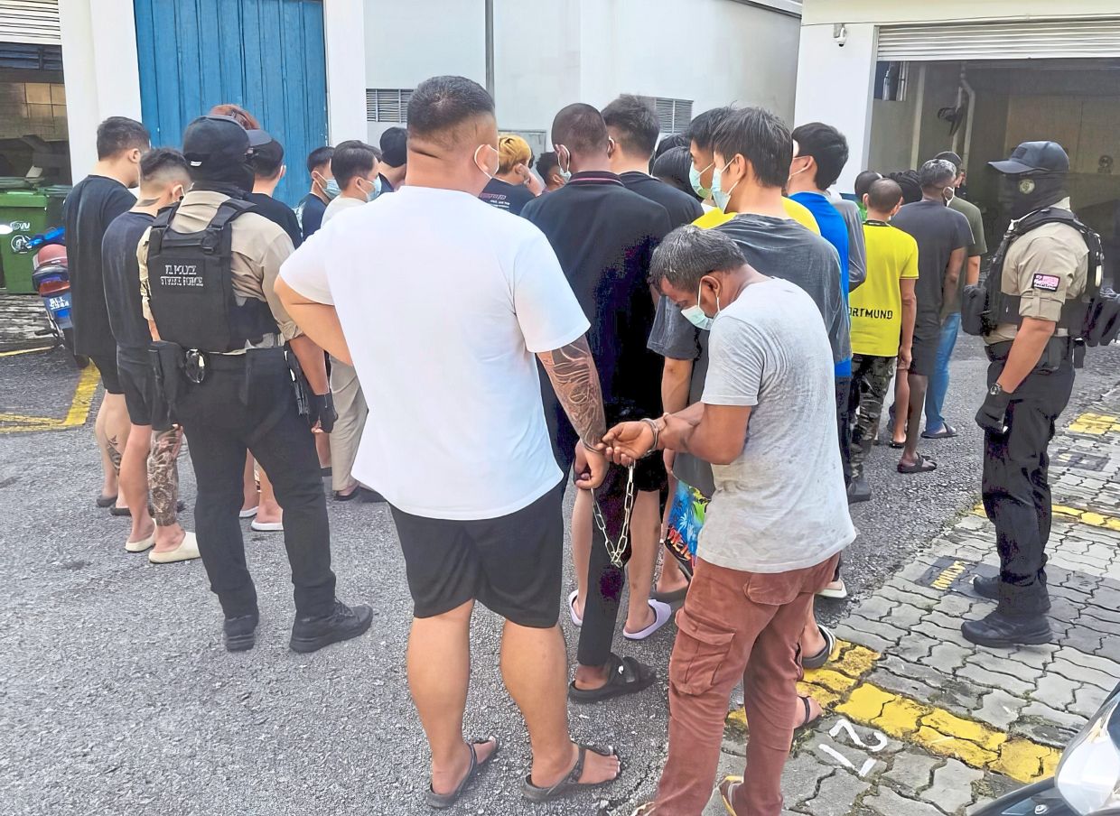 Journalists have a responsibility to record and report, including at incident locations as long as it does not directly interfere with security operations, says the Malaysian Media Council (MMC).