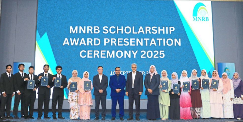 Rudy (centre) and MNRB Holdings Bhd chairman Datuk Sulaiman Mohd Tahir (on Rudy’s left), together with the scholarship recipients at the MNRB Scholarship Awards Presentation Ceremony 2025.