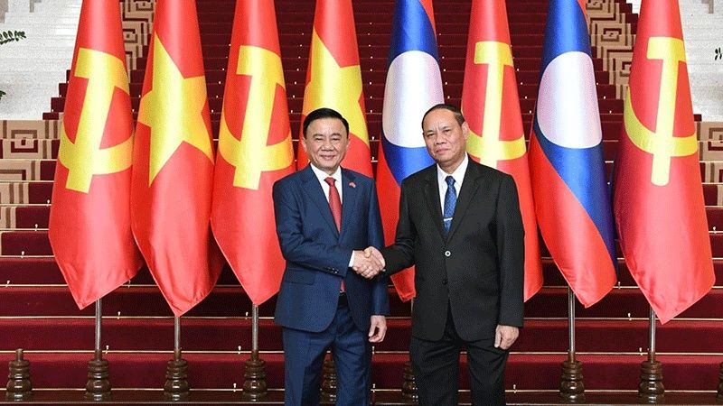 Standing Member of the Secretariat of the CPV, Tran Cam Tu (left), is welcomed by Politburo Member and Standing Member of the Secretariat of the LPRP Central Committee, General Vilay Lakhamfong.