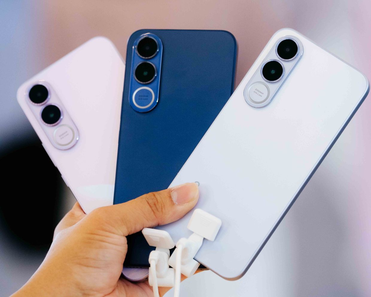 Pre-orders for the Vivo V70 FE are open until April 17, with the device available in Muse Purple, Ocean Blue, and Urban Silver.