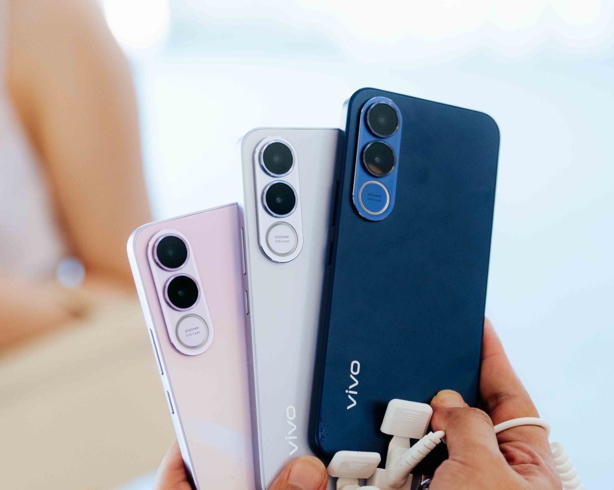 The device is equipped with a dual-camera setup, consisting of a 200-megapixel main sensor with optical image stabilisation, and an 8-megapixel wide-angle shooter.