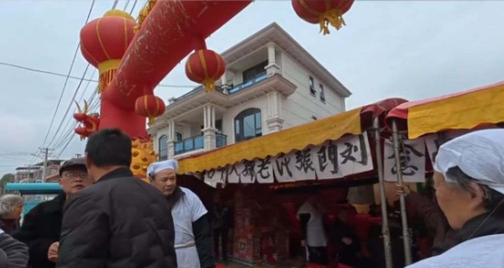 The two men thought the red lantern funeral decorations, above, meant the venue was a trendy restaurant. - Photo: Baidu