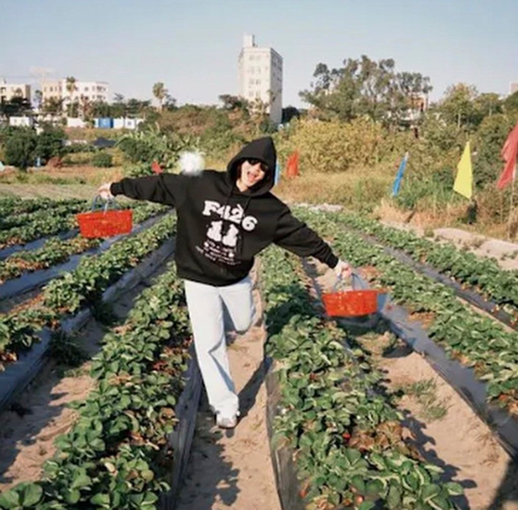 A much happier Quan pictured having fun at a strawberry farm. -- Photo: Weibo