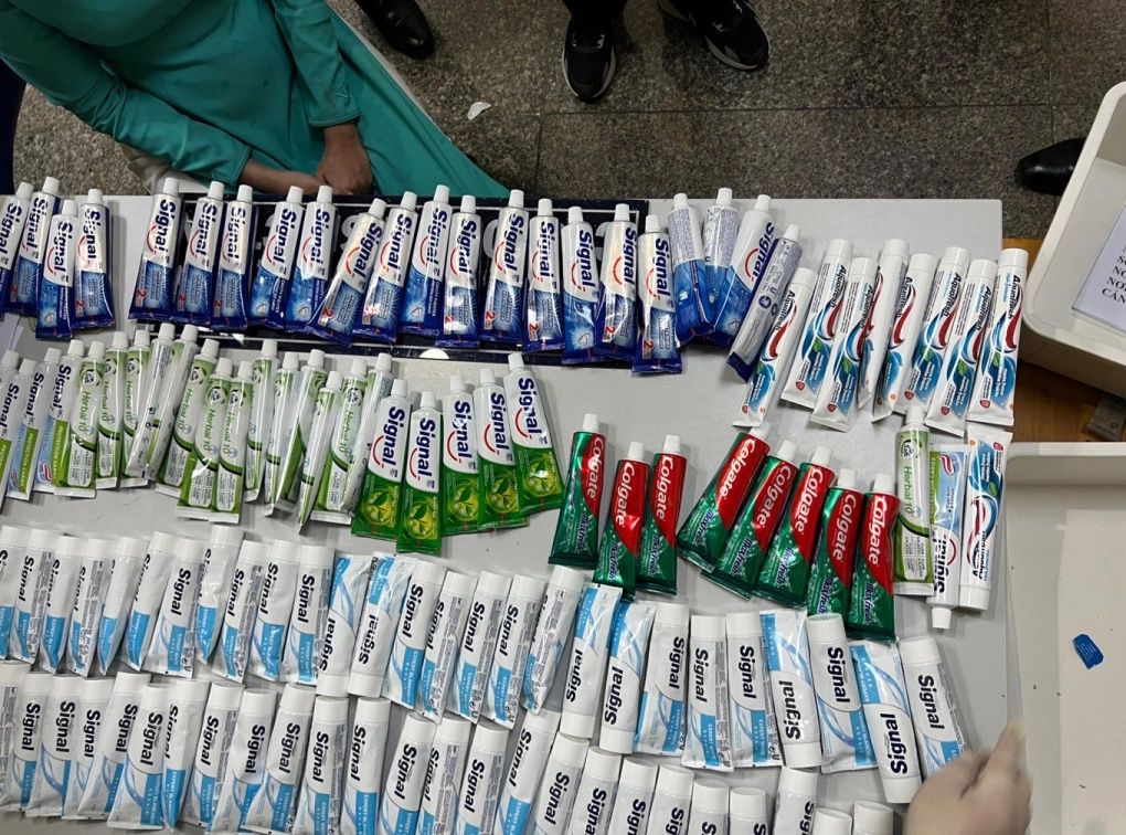 Toothpaste tubes with drugs hidden inside were found in the luggage of four Vietnam Airlines flight attendants flying from Paris to HCMC, March 16, 2023. -- Photo by HCMC Customs