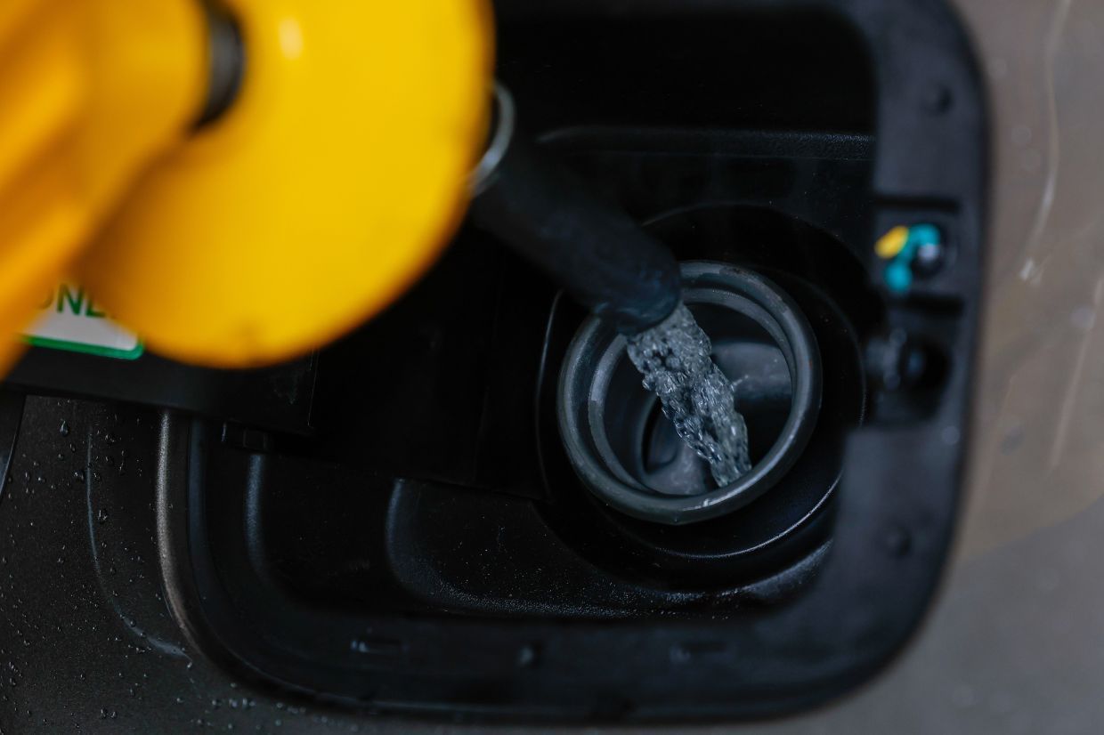 The government, through the Domestic Trade and Cost of Living Ministry in collaboration with the industry, is closely monitoring the reported disruptions in fuel supply at several petrol stations.