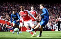 Soccer-Bournemouth stun Arsenal to open door in title race