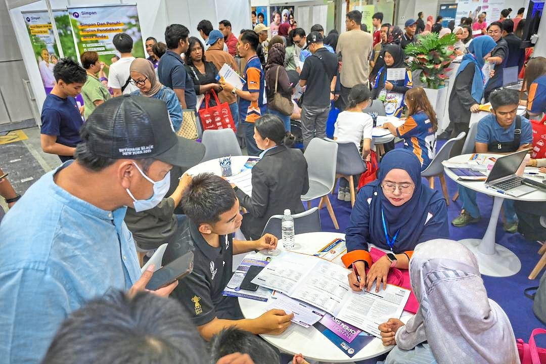 Students, and some parents as well, checking out the courses that are best suited to them. 