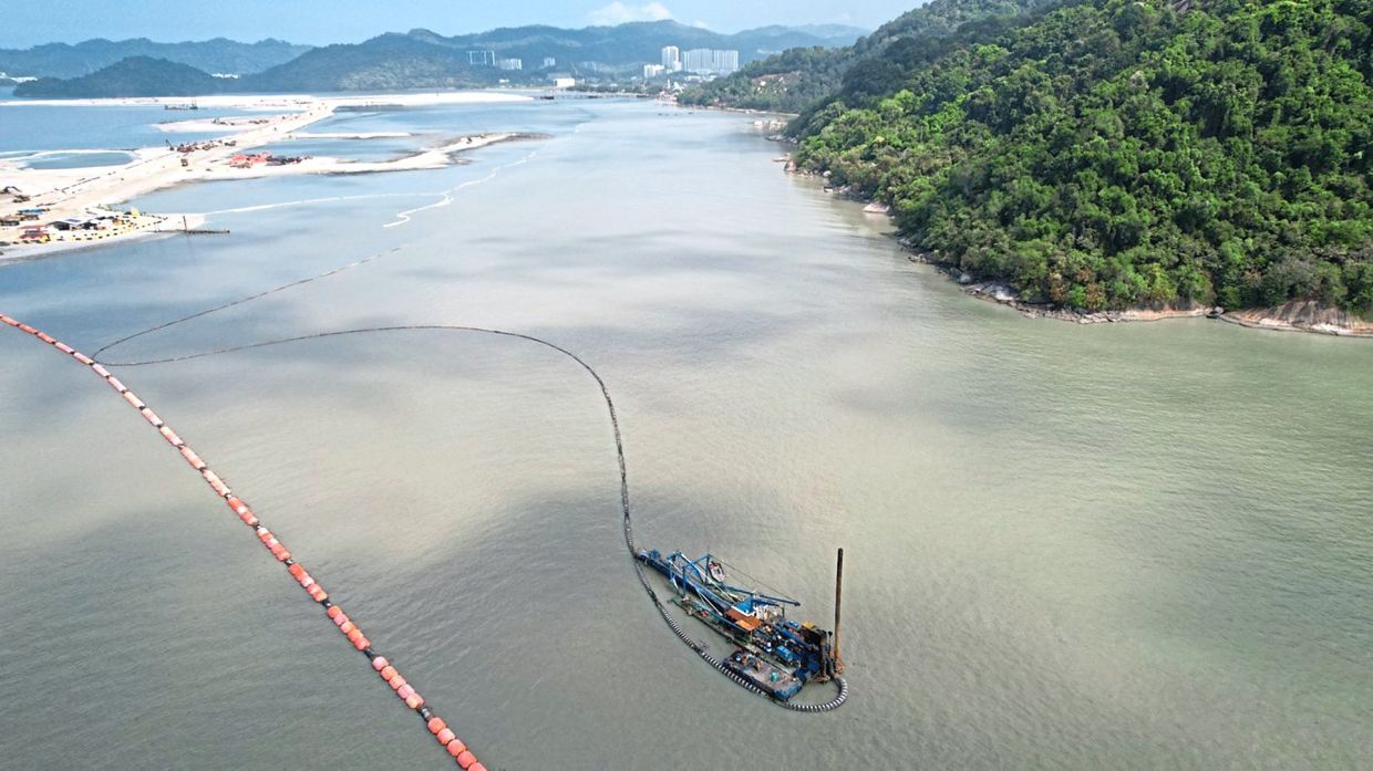 Dredging is being carried out at Per­matang Tepi Laut to resolve a siltation problem affecting Penang fishermen.