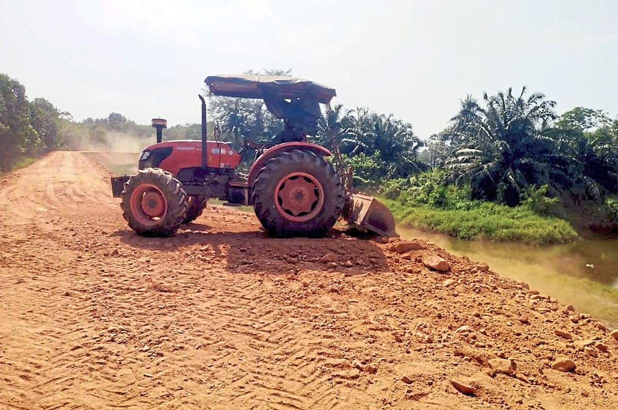 Selangor DID contractors building a river bund at Sungai Serdang in Tok Muda in Kapar.