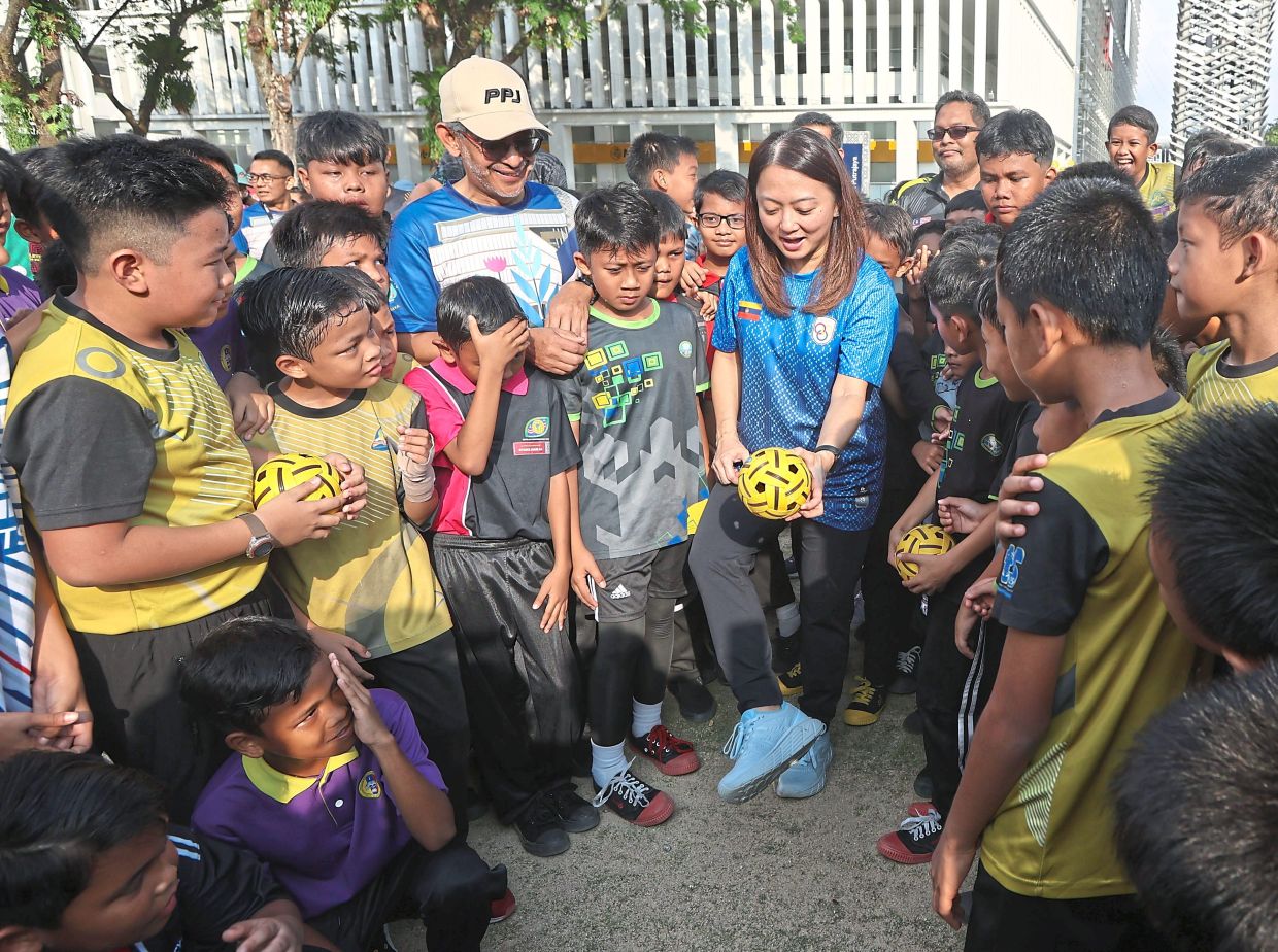 Youth engagement: Yeoh demonstrating the benefits of sepak takraw, one of the free sports classes offered in Putrajaya that was launched to tackle obesity among children. — LOW BOON TAT/The Star