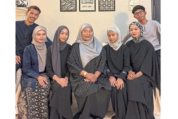 Rising expenses linked to global tensions are prompting families to adopt cost-saving measures, including cooking at home and limiting mall visits.