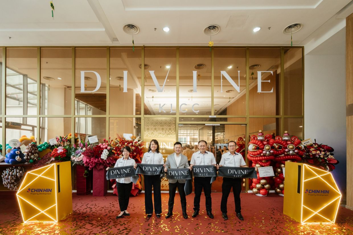 From left: Chin Hin Group Property Marketing and Sales senior general manager Tan Zijin, chief financial officer Yap Chong Koon, managing director Datuk Chiau Haw Choon, chief executive officer Chang Tze Yoong, Project general manager Chui Kar Leong at the launch of Divine KLCC on April 11.