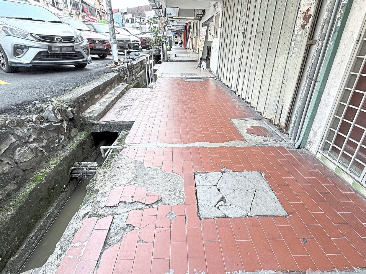 Chia says water jets will be used to clean drains in SS15, Subang Jaya.
