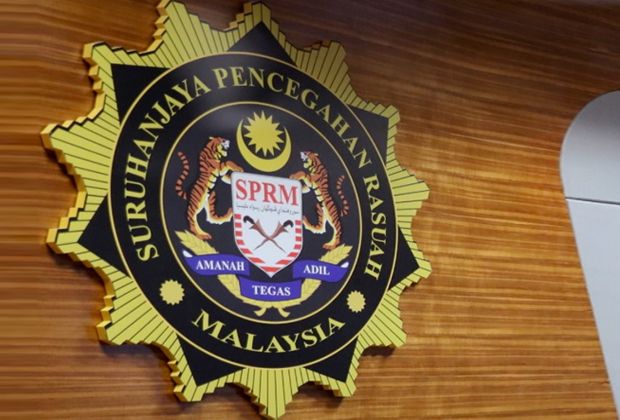 The arrest was made after the suspect was believed to have received RM100,000 in cash from a contractor.