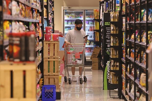 Consumers need not resort to panic buying despite the ongoing conflict in the Middle East, as the supply of basic goods remains sufficient and well-controlled, according to the Domestic Trade and Cost of Living Ministry (KPDN).