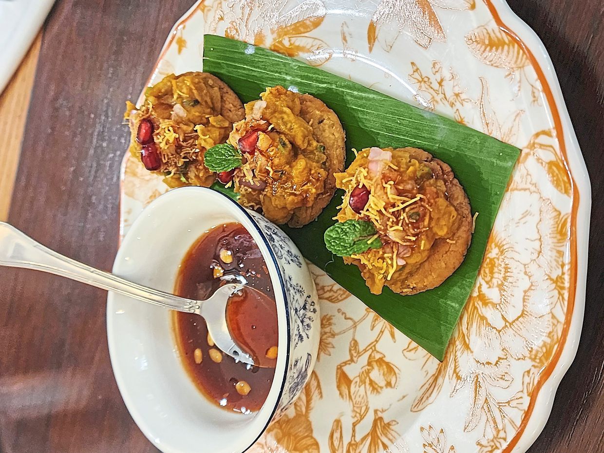Matthi chole is a home-style Punjabi biscuit topped with chickpeas. Photos: ABIRAMI DURAI/The Star