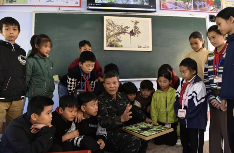 Tu sharing his knowledge about langurs and the importance of environmental protection with students. - tienphong.vn